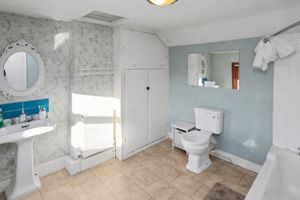 Family bathroom- click for photo gallery